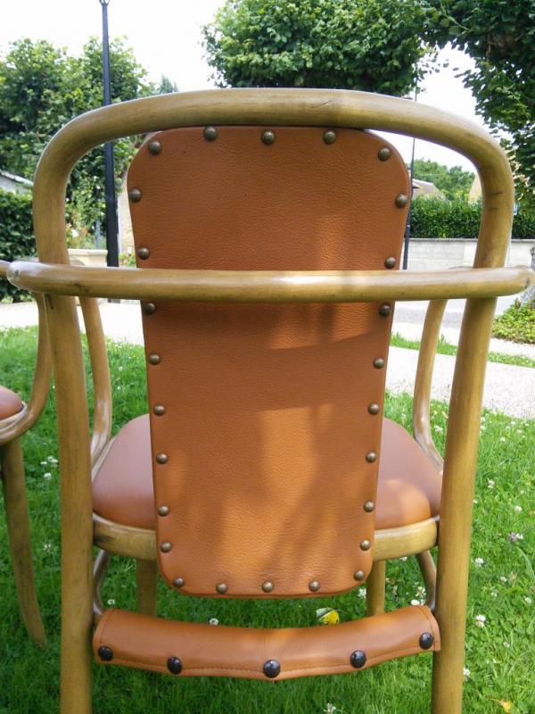 Chaise cuir dos clouté