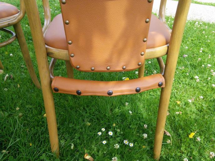 Chaises cuir dos clouté et renfort