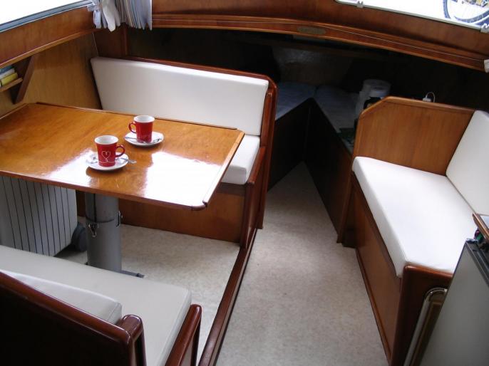 Intérieur de bateau en simili blanc cassé