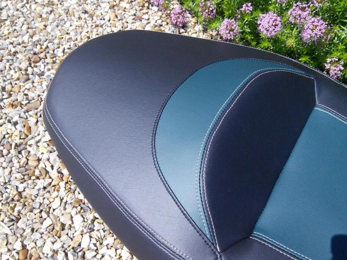 Détail arrière selle scooter Yamaha Xmax 125 rabaissée
