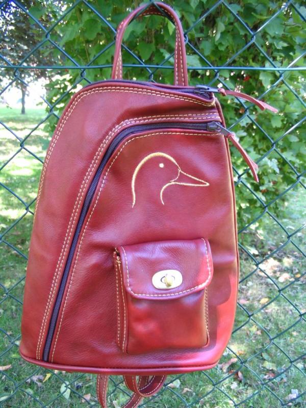 Sac à dos en cuir rouge brique - devant